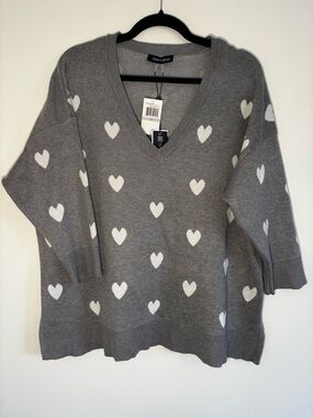 Cable & Gauge Gray V-Neck Heart Pattern Sweater